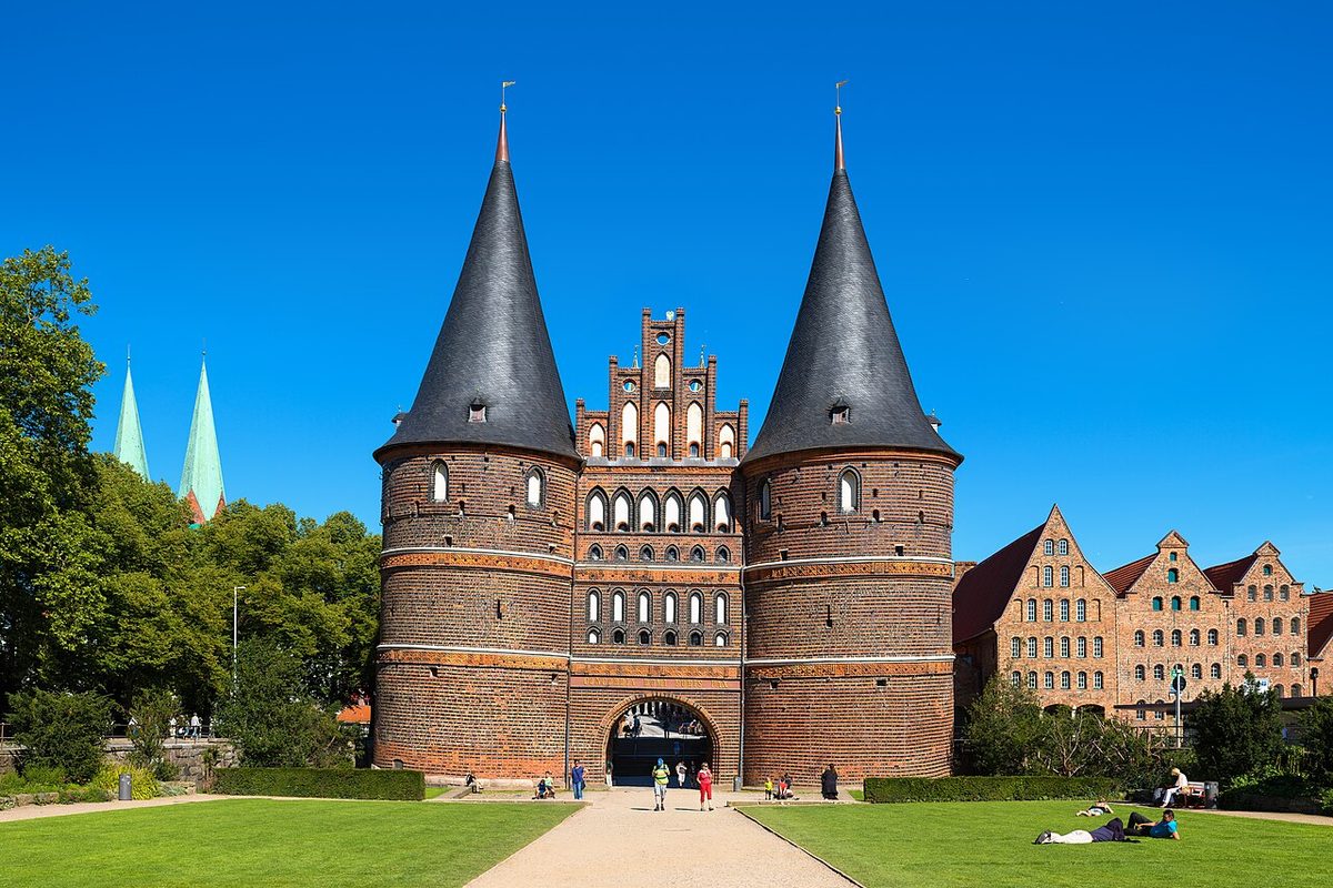Lübecks historiska gamla stad med tegelgotiska byggnader