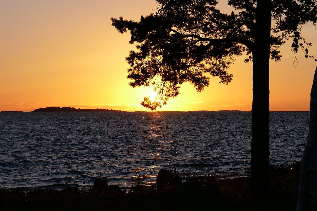 Sonnenuntergang über einem schwedischen See im Sommer