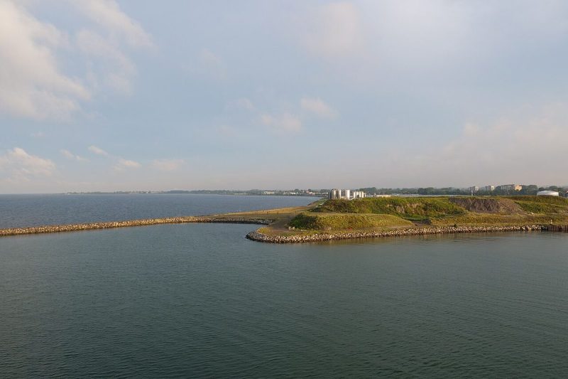 Küste und Hafeneinfahrt von Trelleborg an der schwedischen Südküste