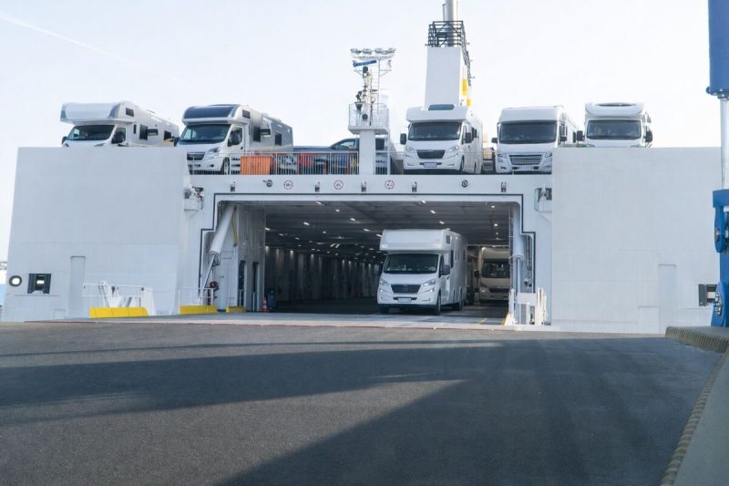 Wohnmobile fahren über die Rampe auf das Fahrzeugdeck der TT-Line Fähre